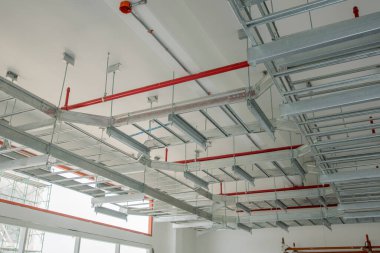 Kamu hizmetleri odasında tavanın altındaki kablo tepsileri