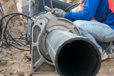 İnşaat alanı su tedarik projesi HDPE borularının bağlanması için çalışıyor 