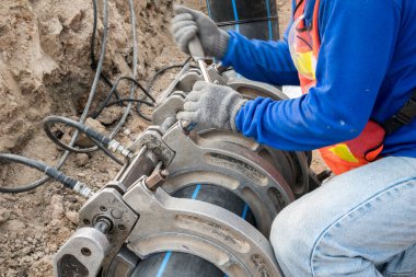 İnşaat alanı su tedarik projesi HDPE borularının bağlanması için çalışıyor 