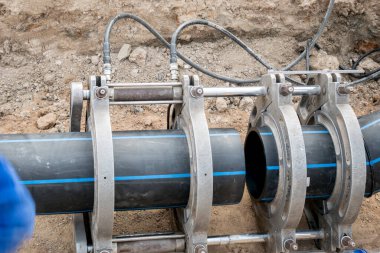 su tedarik projesi HDPE borularının bağlanması için çalışıyor 