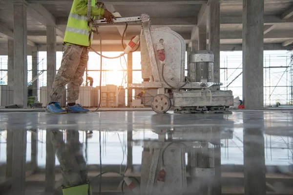 Trabalhador Construção Produz Argamassa Acabamento Concreto Molhado Com Uma Ferramenta — Fotografia de Stock