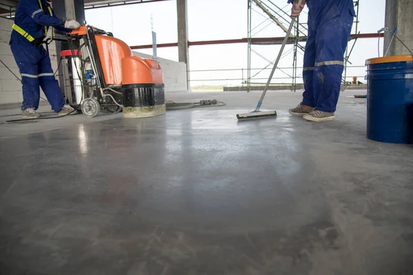 Japonya 'daki depo fabrikasında epoksi zemin, parlayan taş beton.