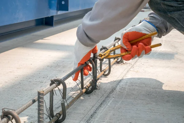 Trabajadores Construcción Que Fabrican Barras Refuerzo Acero Sitio Construcción — Foto de Stock