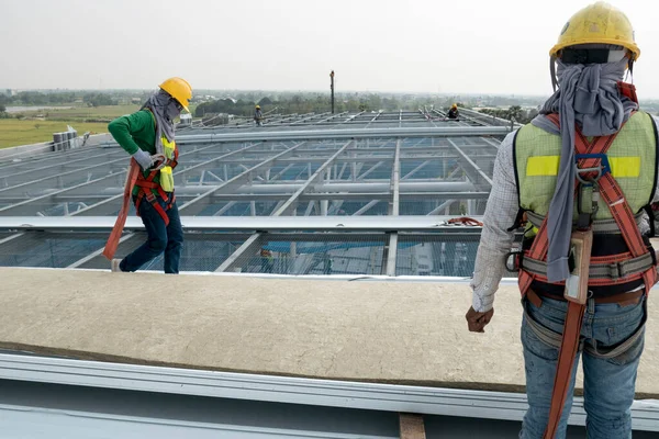 Pracownik Budowlany Noszący Uprząż Bezpieczeństwa Linię Bezpieczeństwa Pracującą Dachu Nowego — Zdjęcie stockowe