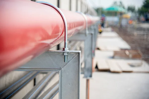 Linha Vermelha Tubo Incêndio Que Extingue Água Edifício Industrial Imagens De Bancos De Imagens Sem Royalties