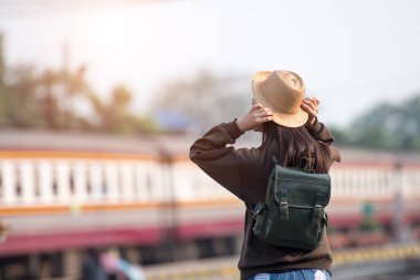 Güzel mutlu hippi kız Tayland 'da trenle seyahat ediyor.