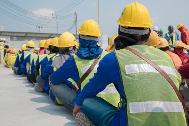 İnşaat işçisi miğferi ve güvenlik üniforması toplantısı...