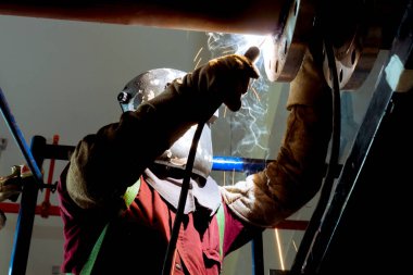 Sanayi kaynakçılığı, Shielded Metal Arc Resding (SMAW) veya Stick Resding tarafından fabrika kaynaklama sürecinde imalat üretimi.