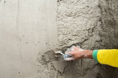 Duvara yapışkan kaplama uygulayan işçilerin yakın plan görüntüsü       