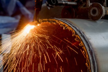 İnşaat alanında yangın metali kesimi