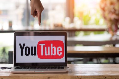 Tayland, Bangkok - 6 Nisan 2018: YouTube milyarlarca insana arka planda yaratılmış videoları keşfetme olanağı sağlıyor.