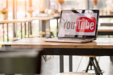 Tayland, Bangkok - 6 Nisan 2018: YouTube milyarlarca insana arka planda yaratılmış videoları keşfetme olanağı sağlıyor.