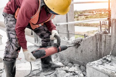 İnşaat alanındaki beton matkapla yol onarımı işe yarıyor.
