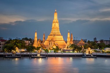 Bangkok Tayland 'da gün batımında Wat Arun Tapınağı manzaralı seyahat için inanılmaz bir yer.