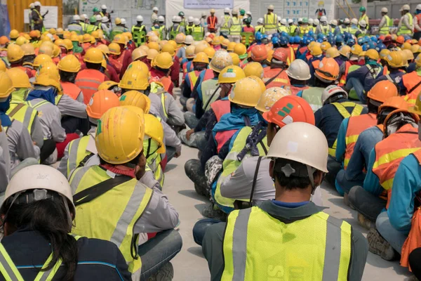 Grupp Byggarbetare Hjälm Och Säkerhet Uniform Möte Morgonen Prata Innan — Stockfoto