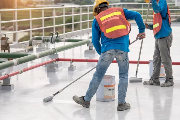 Trabalhador Construção Pintura Epóxi Revestimento Laje Telhado Para Proteção Prova — Fotografia de Stock