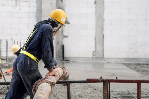 Trabalhador Construção Concreto Derramando Durante Pisos Concreto Comercial Construção Canteiro — Fotografia de Stock