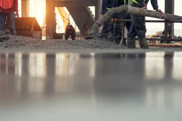 Bouwvakker Betongieten Tijdens Commerciële Betonvloeren Van Gebouwen Bouwplaats Civiel Ingenieur — Stockfoto