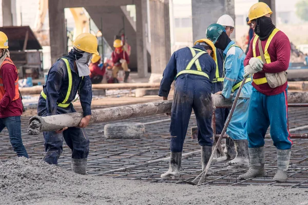 Byggnadsarbetare Betonggjutning Kommersiella Betonggolv Byggarbetsplatsen Och Civilingenjör — Stockfoto