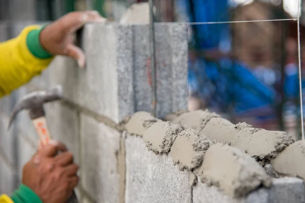 建設労働者の石積み作業 — ストック写真