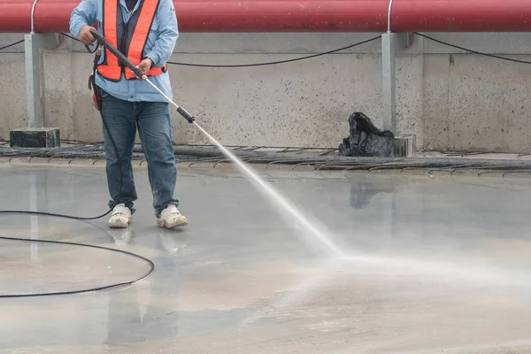 Bauarbeiter Reinigen Betonboden Mit Hochdruck Wasserstrahl — Stockfoto