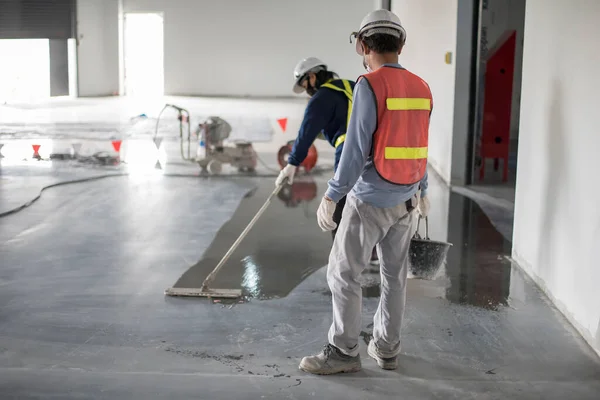 Trabajadores Construcción Pintando Pisos Epoxi Endurecedores Suelos — Foto de Stock