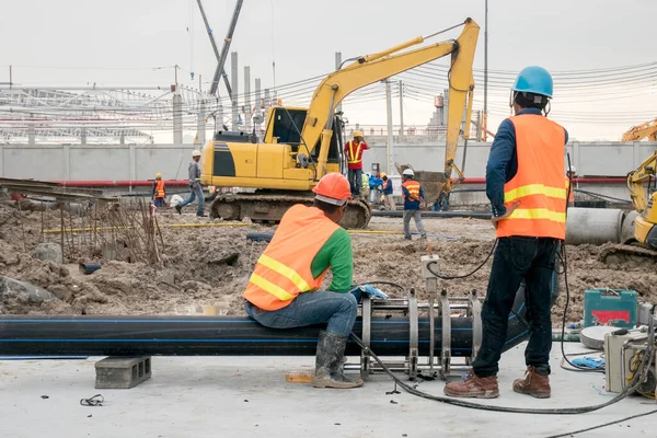 Trabalhador Construção Conectar Tubo Hdpe Canteiro Obras — Fotografia de Stock