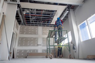 İnşaat işçisi tavan işi