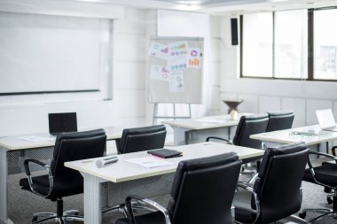 Moder Ofis 'teki toplantı odasının içinde.