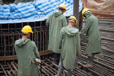 Toplu temele beton döken inşaat işçisi