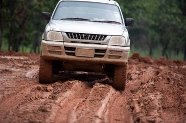 Araba inşaat yolunun altında. 