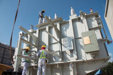 Elektrik mühendisliği takım çalışması kurulum trafosu elektrik santrali inşaat sahasında