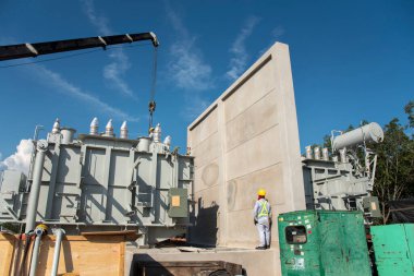Elektrik mühendisliği takım çalışması kurulum trafosu elektrik santrali inşaat sahasında
