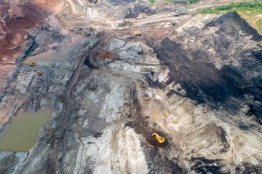 Ağır makineli kömür madenciliği endüstrisinin insansız hava görüntüsü              