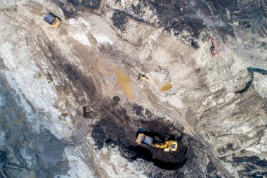 Ağır makineli kömür madenciliği endüstrisinin insansız hava görüntüsü              