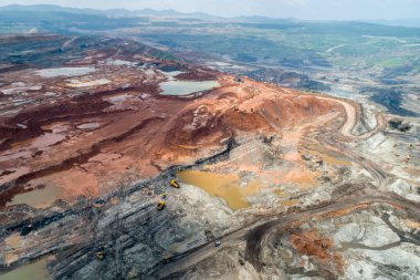 Ağır makineli kömür madenciliği endüstrisinin insansız hava görüntüsü              