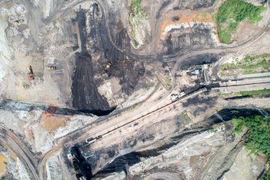 Ağır makineli kömür madenciliği endüstrisinin insansız hava görüntüsü              