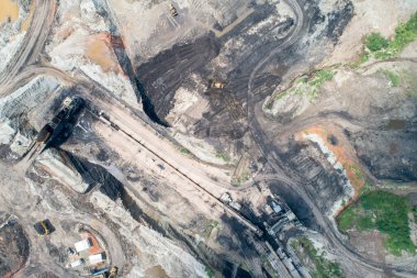 Ağır makineli kömür madenciliği endüstrisinin insansız hava görüntüsü              