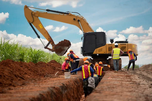 Arbetstagar Och Byggingenjörsgrupp Använder Sig Enhetlig Grävvattendränering Byggarbetsplatsen — Stockfoto