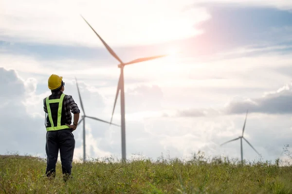 Empresário Engenheiro Elétrico Verificando Conceito Economia Energia Turbina Eólica — Fotografia de Stock