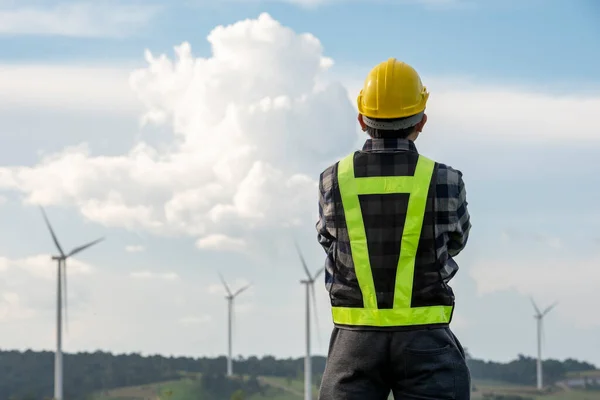 Businessman Electrical Engineer Checking Wind Turbine Energy Production Energy Saving — Stock Photo, Image