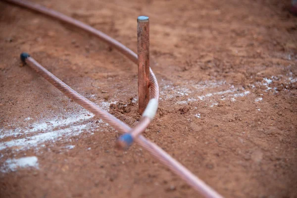 Bakır topraklama yıldırım koruma sistemini bağlayın. İnşaat alanında bakır toprak kablosu kaynaklanıyor.