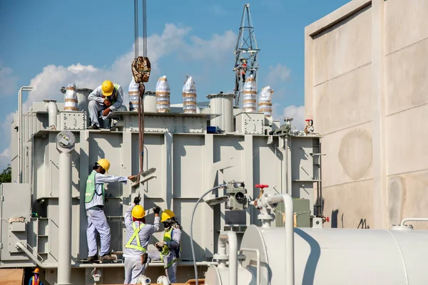 Elektrik mühendisliği takım çalışması kurulum trafosu elektrik santrali inşaat sahasında