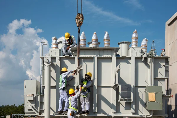 Transformador Instalação Trabalho Equipe Engenharia Elétrica Canteiro Obras Usina — Fotografia de Stock