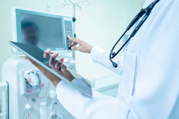 Ticari işler için hastane geçmişinde doktor ve ileri diyaliz ekipmanları