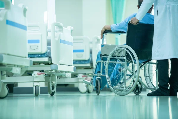 Alter Mann Rollstuhl Und Arzt Krankenhaus Gesundheitswesen Und Medizinisches Konzept — Stockfoto
