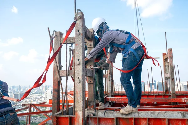 Bauarbeiter Tragen Persönliche Schutzausrüstung Und Demontieren Stahlkonstruktion Bei Hochhaus Bauprojekt — Stockfoto