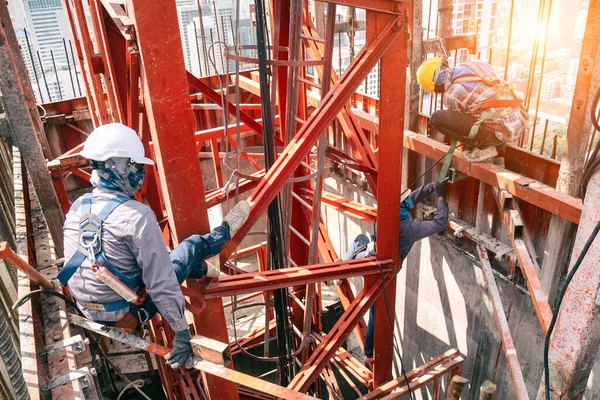 Byggarbetare Slitage Standard Personlig Skyddsutrustning Demontera Stål Struktur Höjd Löneförhöjning — Stockfoto