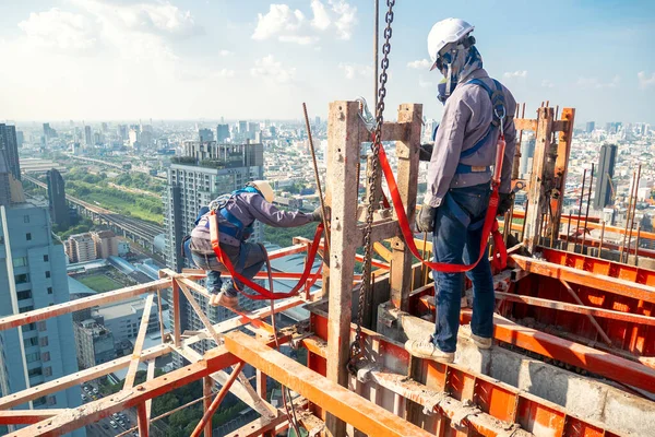 Bauarbeiter Tragen Persönliche Schutzausrüstung Und Demontieren Stahlkonstruktion Bei Hochhaus Bauprojekt — Stockfoto