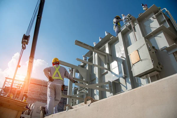 Elektrotechnik Teamwork Installiert Transformator Auf Kraftwerksbaustelle Stockbild